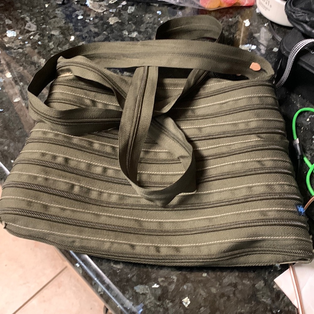 Zip-it green crossbody purse / bag